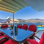 Luxury Very Close To Beach, Amazing Sea Views, Heated Salt-water Pool Vila