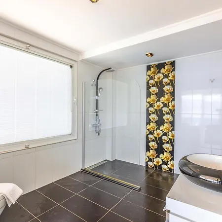 Вілла Luxury Very Close To Beach, Amazing Sea Views, Heated Salt-water Pool